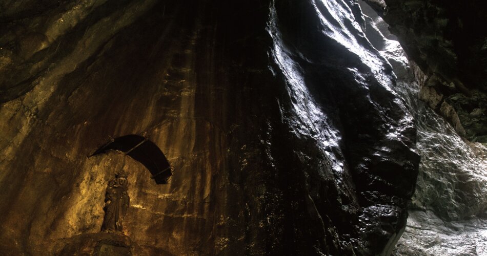 Blick auf die Statue der Madonna in der Partnachklamm Garmisch-Partenkirchen | © Markt Garmisch-Partenkirchen/Rudi Achtner