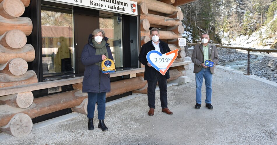 Blick auf die Übergabe bei der Defibrillator-Spendenaktion gemeinsam mit der Ersten Bürgermeisterin Elisabeth Koch | © Markt Garmisch-Partenkirchen
