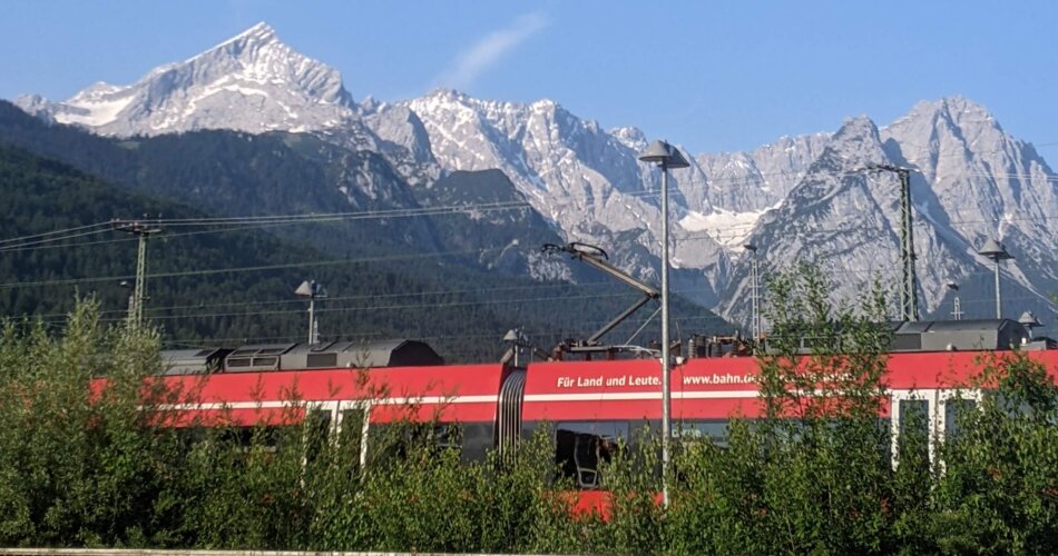 Blick auf Zug am Bahnhof in Garmisch-Partenkirchen mit Blick auf Panorama