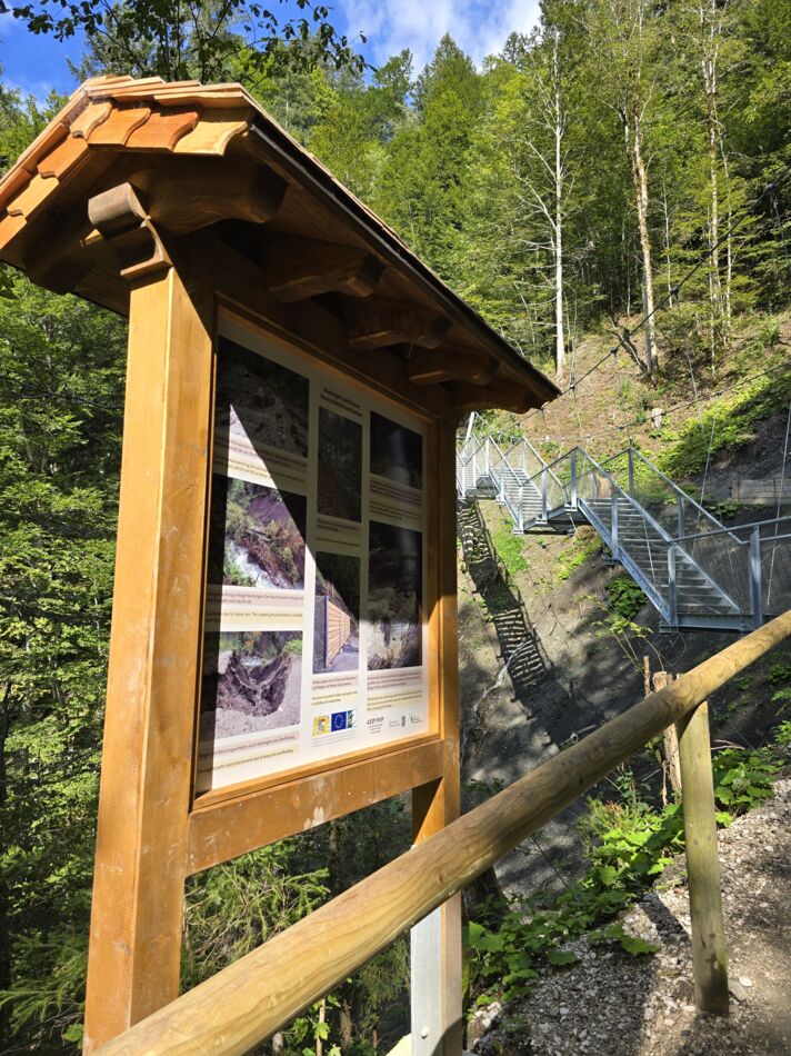 Blick auf Wanderschild bei der Naturerlebnishängebrücke Wettersteinblick an der Partnachklamm